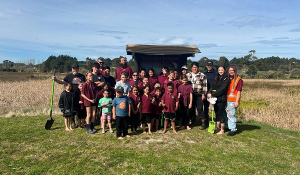 Ōpoutama Wetlands Community Planting Day. 